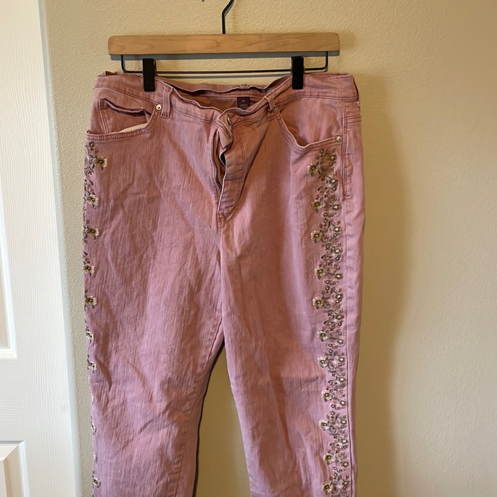 Mauve pink jeans with flower embroidery